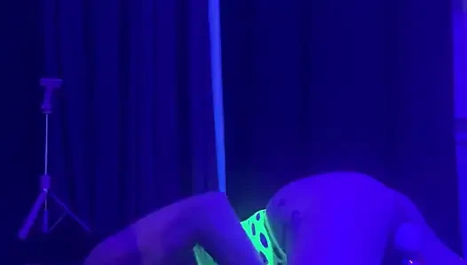 Schleichende schlampe nimmt riesigen schwanz