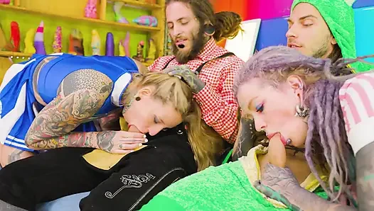 Sürtük kızlar 2'ye 2 dp - boğaz ve göt birlikte dölleniyor