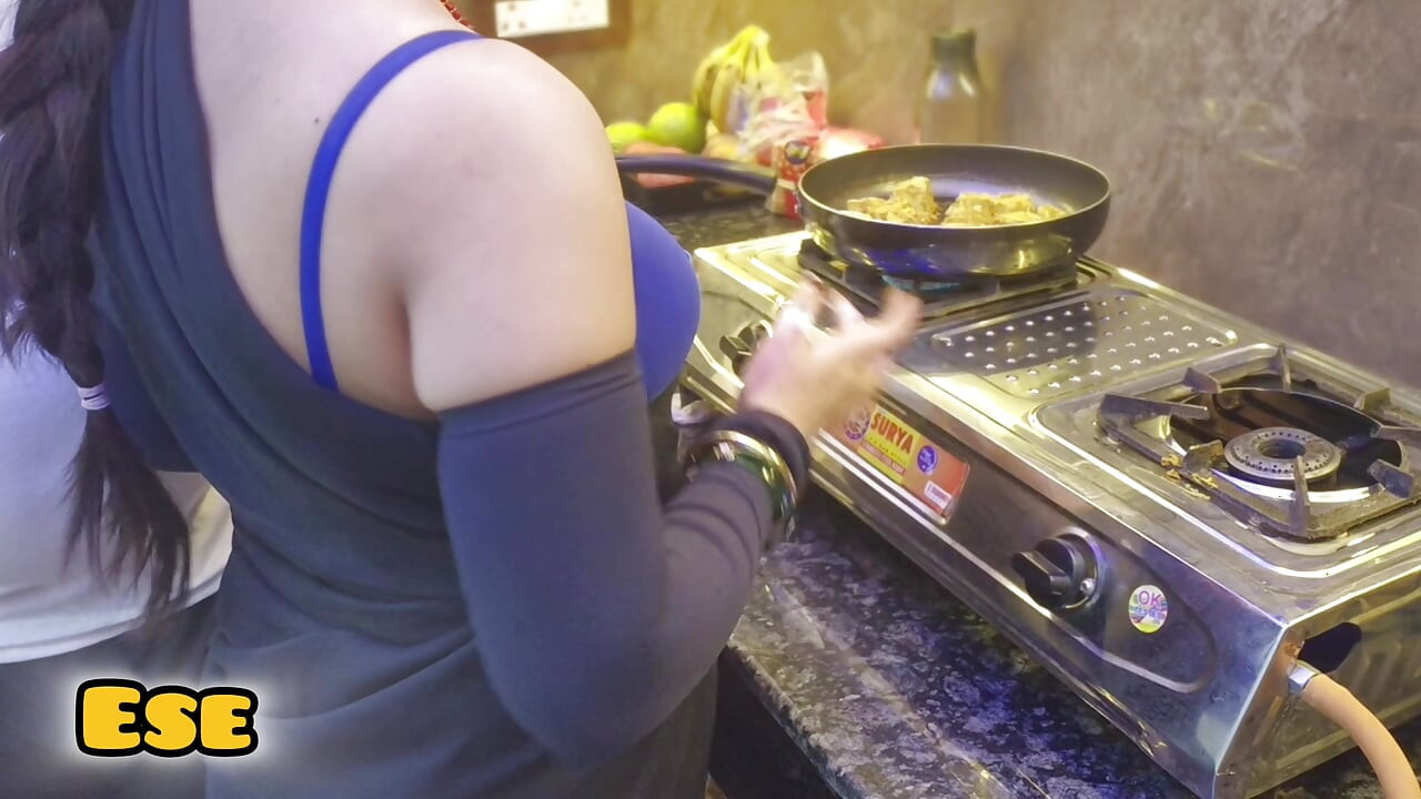 Chachi Ki Jabardast Chudai Kari Kitchen mein Jab wo khana Bnarahi thi..