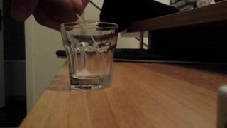 Стонущий оргазм на стакане