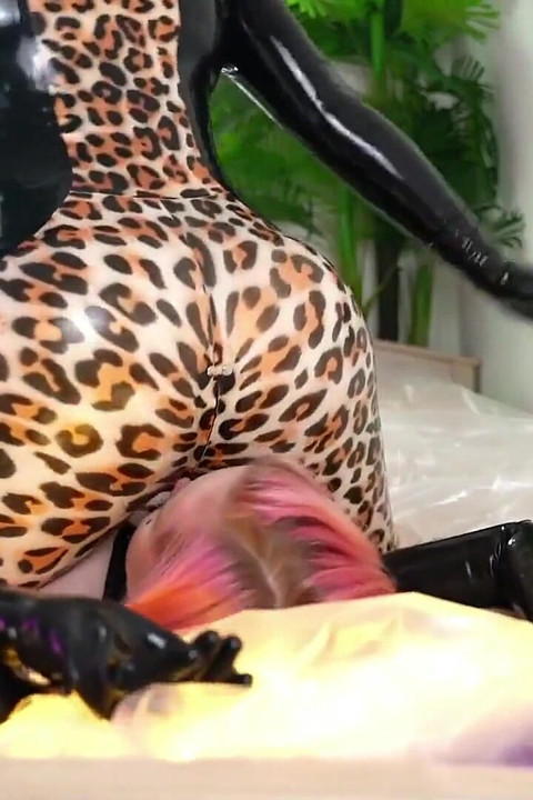 วิดีโอเลสเบี้ยนนั่งบนหน้ายางลาเท็กซ์, การครอบงําของผู้หญิง