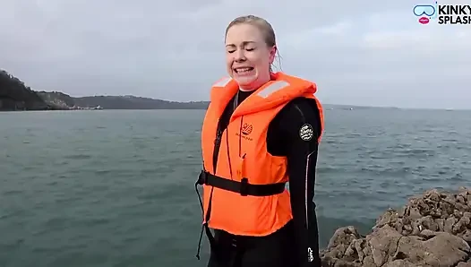 Wetsuit ve Lifejackets Lucy'nin donma karşılaştırması
