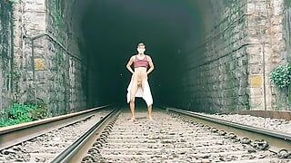 Dominando el túnel del ferrocarril desnudo público al aire libre para chicos