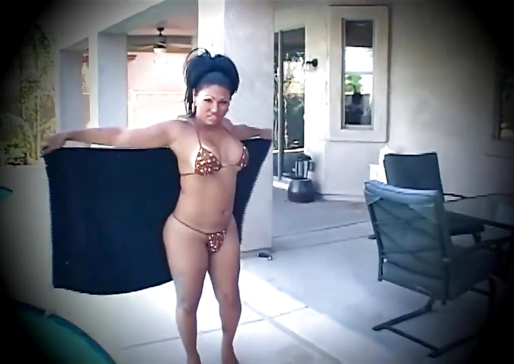 Masturbación trans en la piscina
