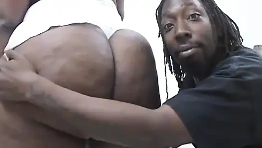 침실에서 섹스하는 거유 흑인녀... 후장 따먹기
