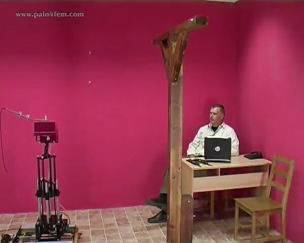 Sandra máquina de nalgadas - azotes de espalda desnuda