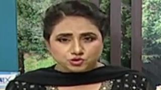 Pakistaanse hete teef Rida borsten en gespannen video