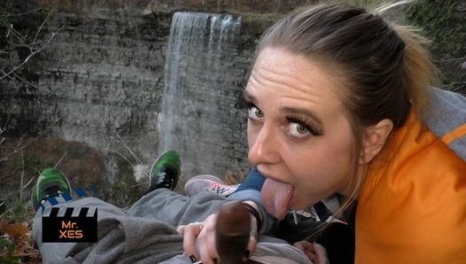 Sex oralny na zewnątrz wodospadu, blondynka kanadyjska prawie zostaje przyłapana
