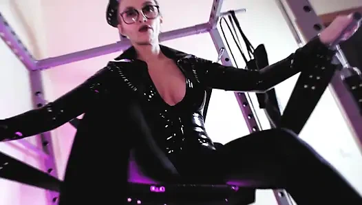 Fetiş dominatrix eva lateks topuklu ayakkabılar tek başına eş değiştirme kadın egemenliği bdsm sapık gözlüklü olgun sahibe
