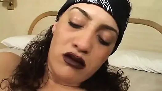 Black stud fucks a white skin whore in bed and creams her face
