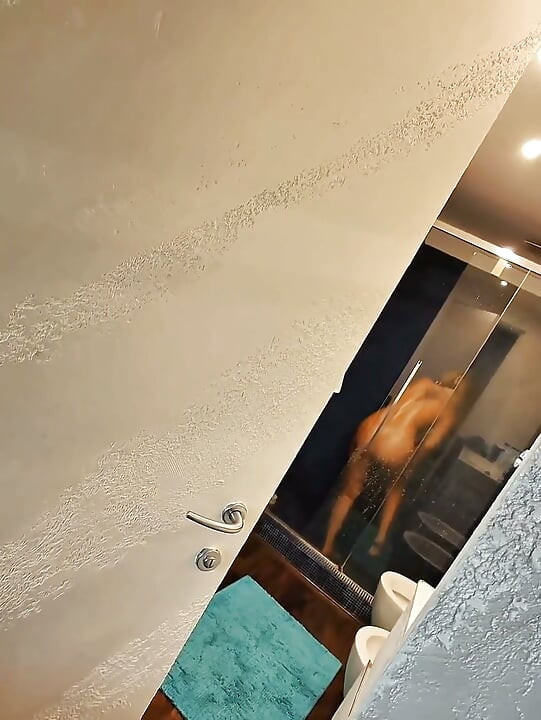 이웃이 샤워하는 동안 나를 쳐다보다가 결국 세게 섹스하고 내 위에 사정했다