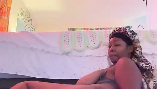 Seksi büyük memeli zenci büyük dildoyla amına sert biniyor