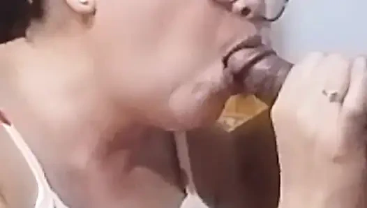 Она сосет мой хуй так приятно, что я чувствую себя отличной сосалкой