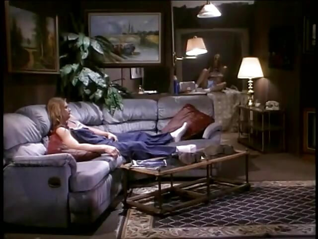 Koleś palec pieprzy mokrą cipkę gorącej blondynki, a następnie zabiera ją od tyłu