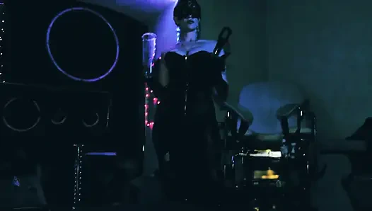 Госпожа в коже Eva Latex, фетиш, женское доминирование, милфа игрушки, накачка пениса, БДСМ извращенка горячая сексуальная