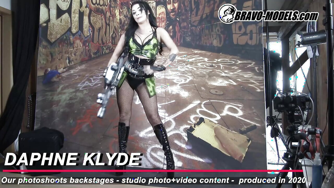 Фотосессия за кулисами, Daphne Klyde - Взрослый