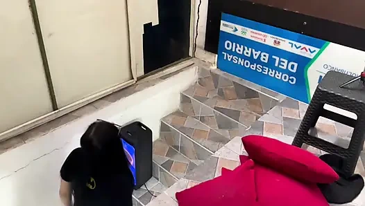 Tetangga saya naik ke atas untuk membantu saya dengan pekerjaan