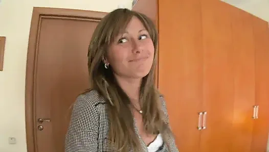 Gadis remaja di-fingering sebelum dientot habis-habisan