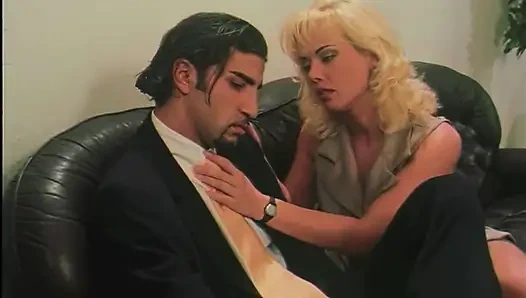 Kelly mendapat pantat kacau di sofa