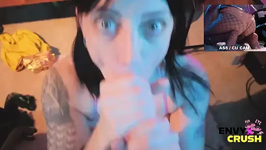 Gadis gamer dengan stoking jala lagi asik berlutut