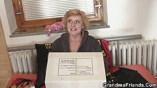 Lieferung Männer teilen dünne blonde MILF