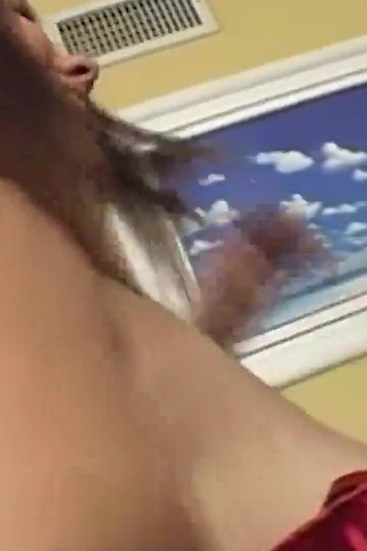 Mota lnd bare stnon vali videshi kale bal vali par bhari bhar urata hai