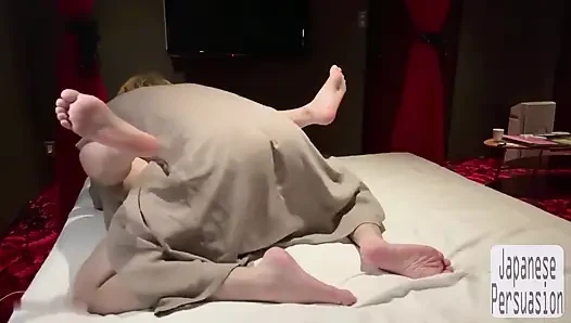 Quiet glasses mädchen - eine einfache massage, die zu einem privaten aufgenommenen moment wird