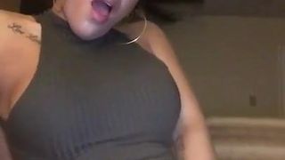 Peituda travesti goza (1 de 2)