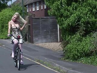 Une cycliste blonde excitée se fait baiser par un mécanicien