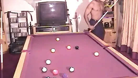 Mollige ebenholz-MILF genießt nach dem pool-spiel zwei schwänze