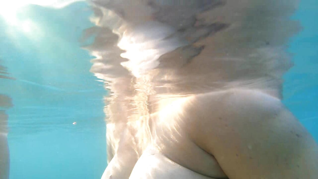 Luna sucks her mouthpiece underwater before getting fucked