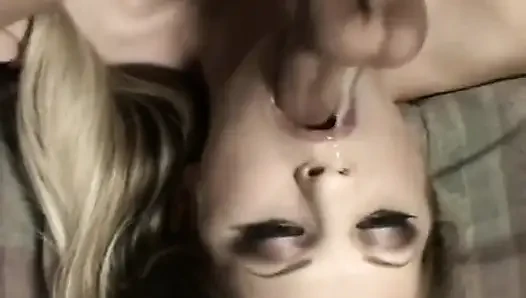 Yaramaz Fransız sürtük yüzünü sikiyor ve dölle kaplanıyor