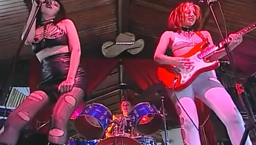 Memek sempit cewek nakal ini di-fingering di pesta seks liar