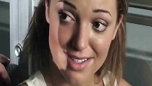 Olgun sarışın orta yaşlı seksi kadın otobüste yarak emiyor ve sert biniyor