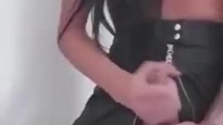 T-girl se masturbando com saia de couro
