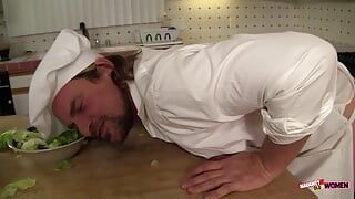 Une MILF blonde dans la cuisine se fait lécher le cul par le patron avant de chevaucher sa grosse bite