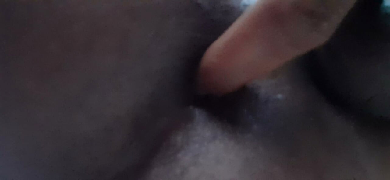 Poner aceite en el ano y ponlo en el dedo