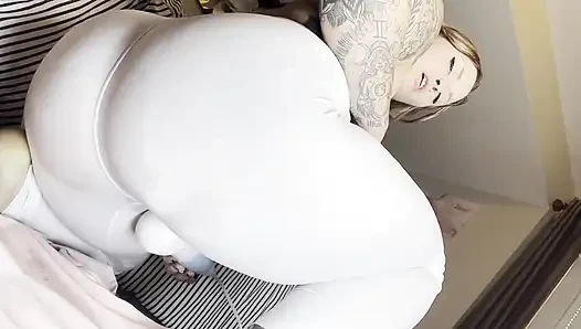 Cewek sange ini muncrat di balik legging cewek kulit putih ini!