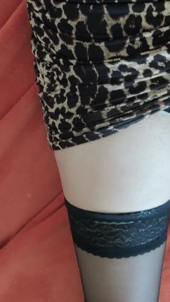 Mijn hoge hakken, sexy nylon benen en fantastische luipaardjurk