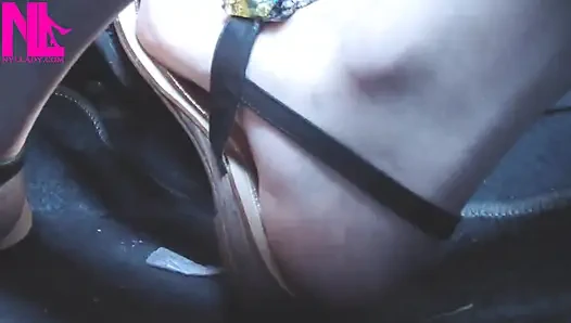 Cewek seksi ini lagi asik nyetir mobil turbo disel bravo dengan transmisi manual solo soprani flip flops