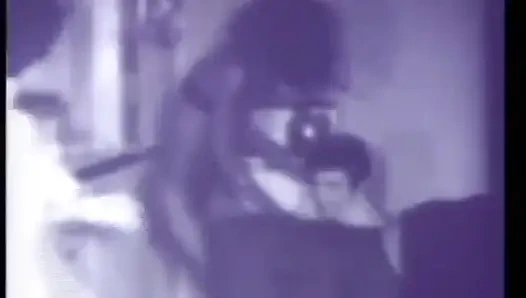 Винтажный тройничок с возбужденной черно-белой милфой и страпонным дилдо (Без звука, но музыка)