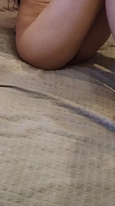 一个真正的继家庭视频！继妹向我撸管，我射在她脚上 | 短片 1