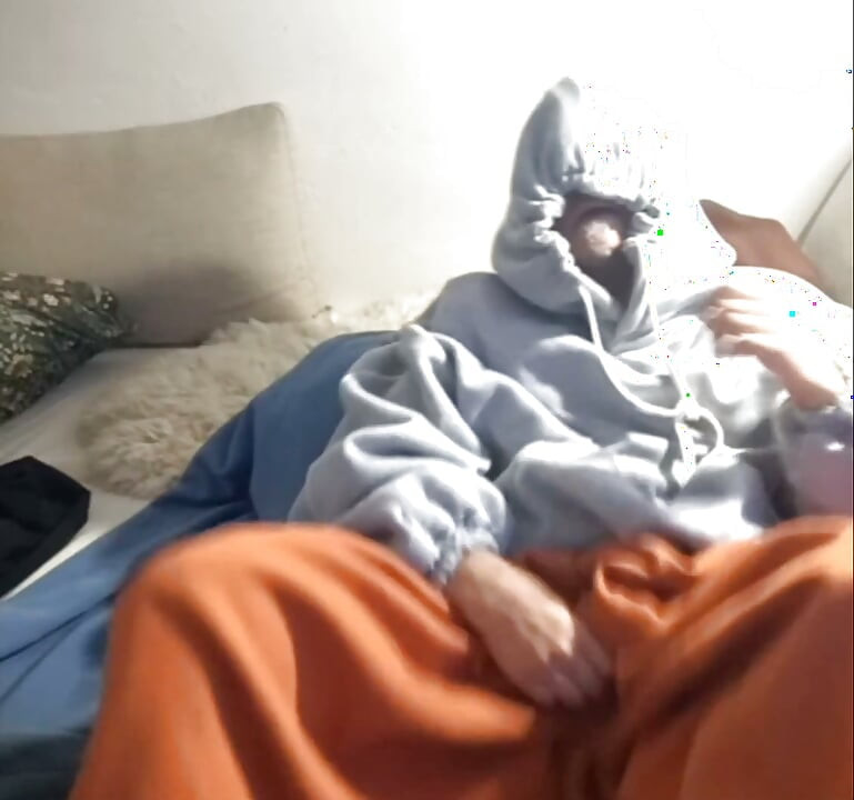 穿着宽松运动服游泳