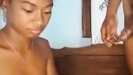 Sie lutscht gut und schluckt sein sperma am ende