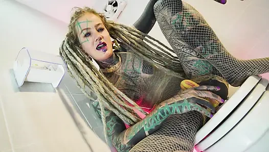 Dövme kaplı solo sidik - korkular, file çorap ve altın duş eğlencesi