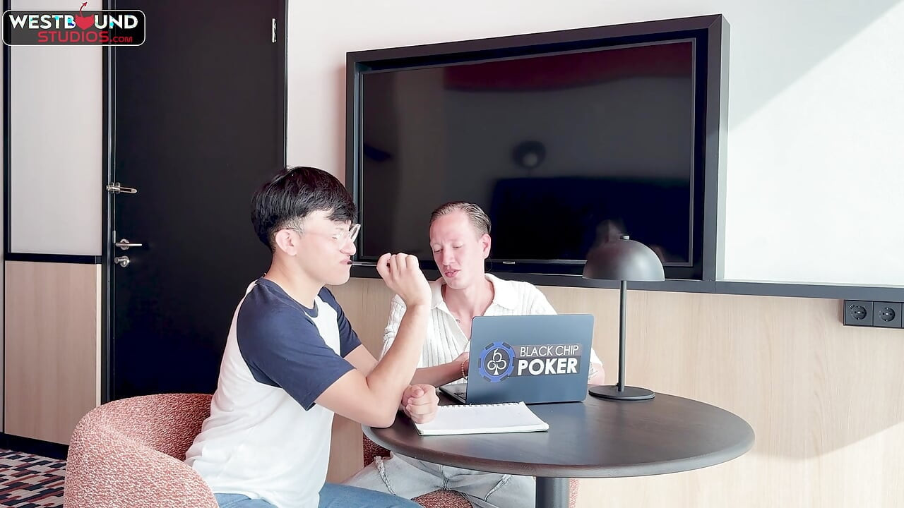 レオは宿題を終わらせるためにフェリペ・キンタナにセックスさせます