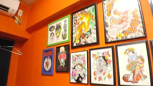 Жажду дикого момента с крутой, татуированной красоткой, которую я только что встретил