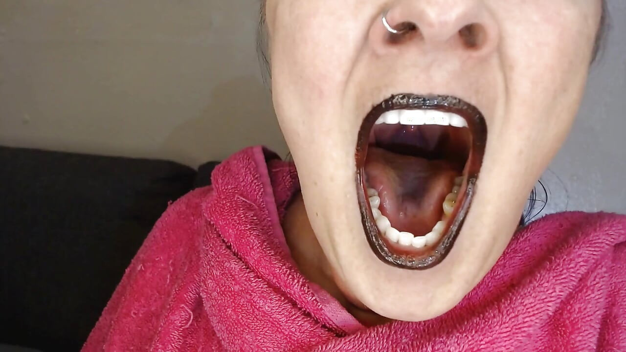 ใหญ่กว้างเปิด Yawning