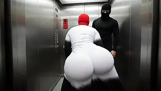 Tetanggaku lagi twerking pantat bahenolku di dalam lift