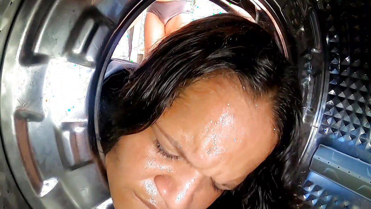 Eu fiquei preso na máquina de lavar meu pau preto enteado tirou vantagem e me fodeu